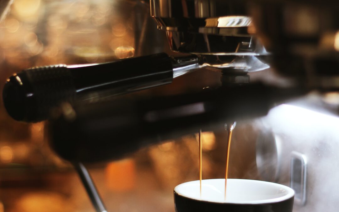 koffie onder een koffiemachine