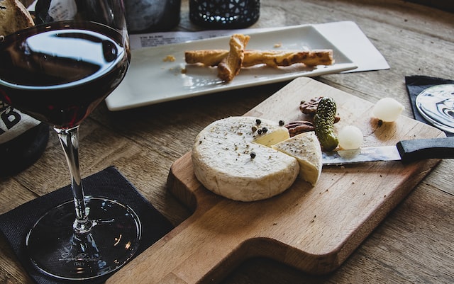 Waar moet je op letten bij het samenstellen van een kaaspakket voor wijncombinaties?